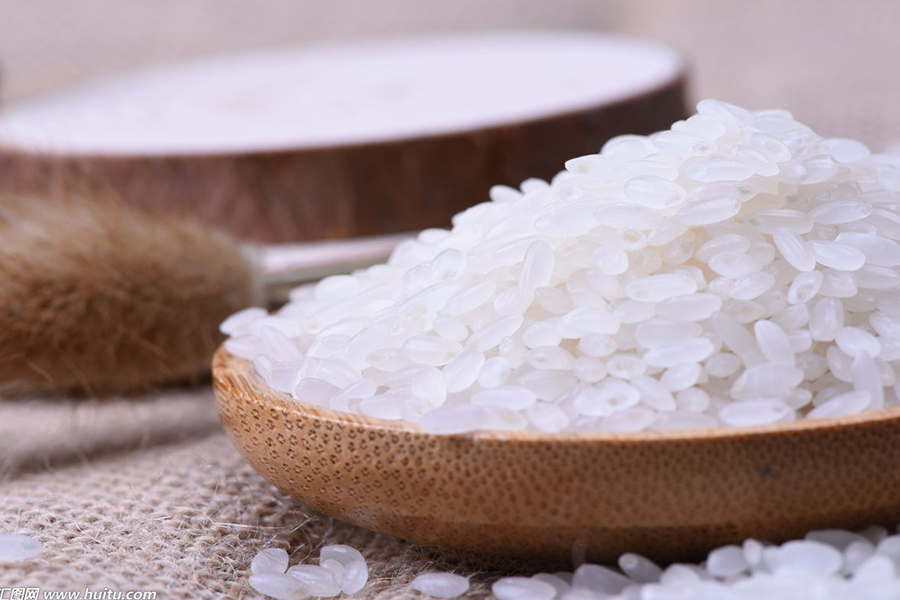 生活中的异味怎么去除，饭糊味可以用大葱，做鱼不腥就用牛奶