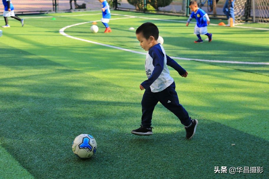 儿童足球训练搞笑瞬间,小孩足球训练10个基本动作