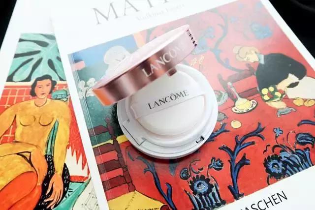 小姐姐想要美颜也要健康，模特粉底液的选择技巧，打造时尚底妆！