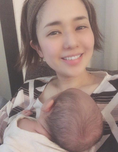 苍井空晒与双胞胎儿子合照,脸圆嘟嘟很可爱,母乳问题已经解决了