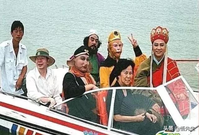 霍金年轻时帅气的照片,霍金年轻时帅照