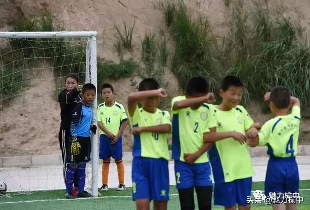 从兰州榆中县大山深处到英国赛场——和羊羔踢球的女孩儿