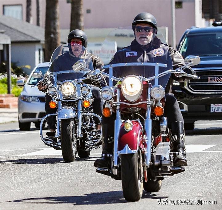 73岁施瓦辛格不低调，穿皮衣骑摩托炫酷抢眼，踩铆钉靴显硬汉本色