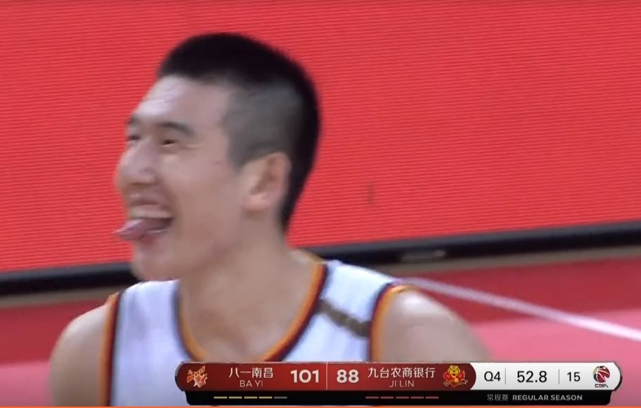 被判犯规他却笑了，挥拳+吐舌头庆祝，八一爆冷赢首胜谁最开心？