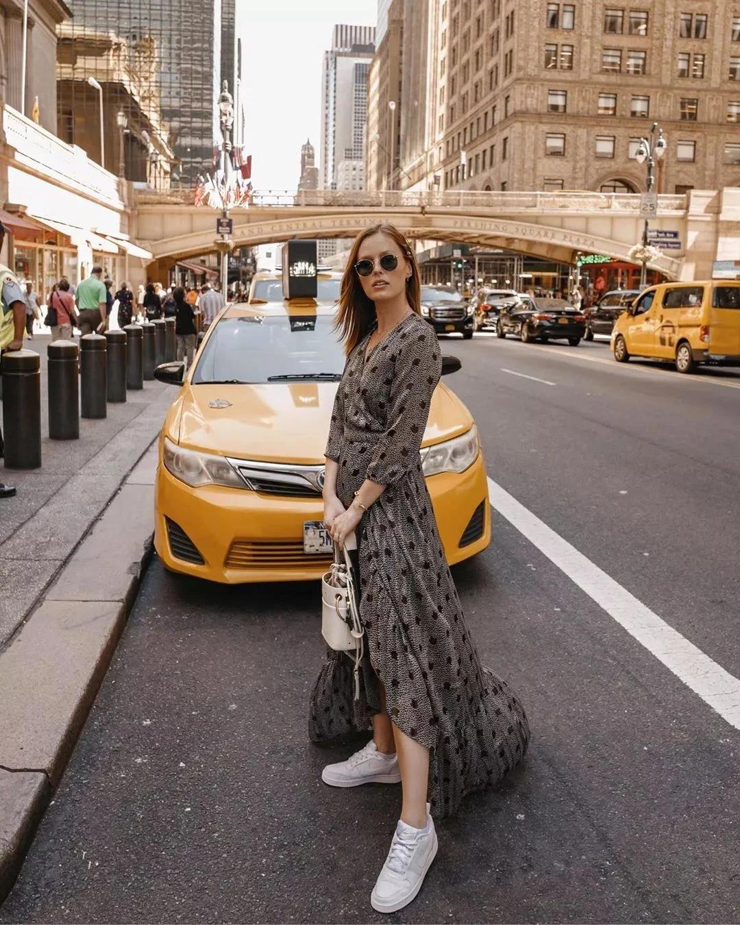 时尚流行减龄的穿法大码,运动鞋搭配裙装这种造型更加时髦