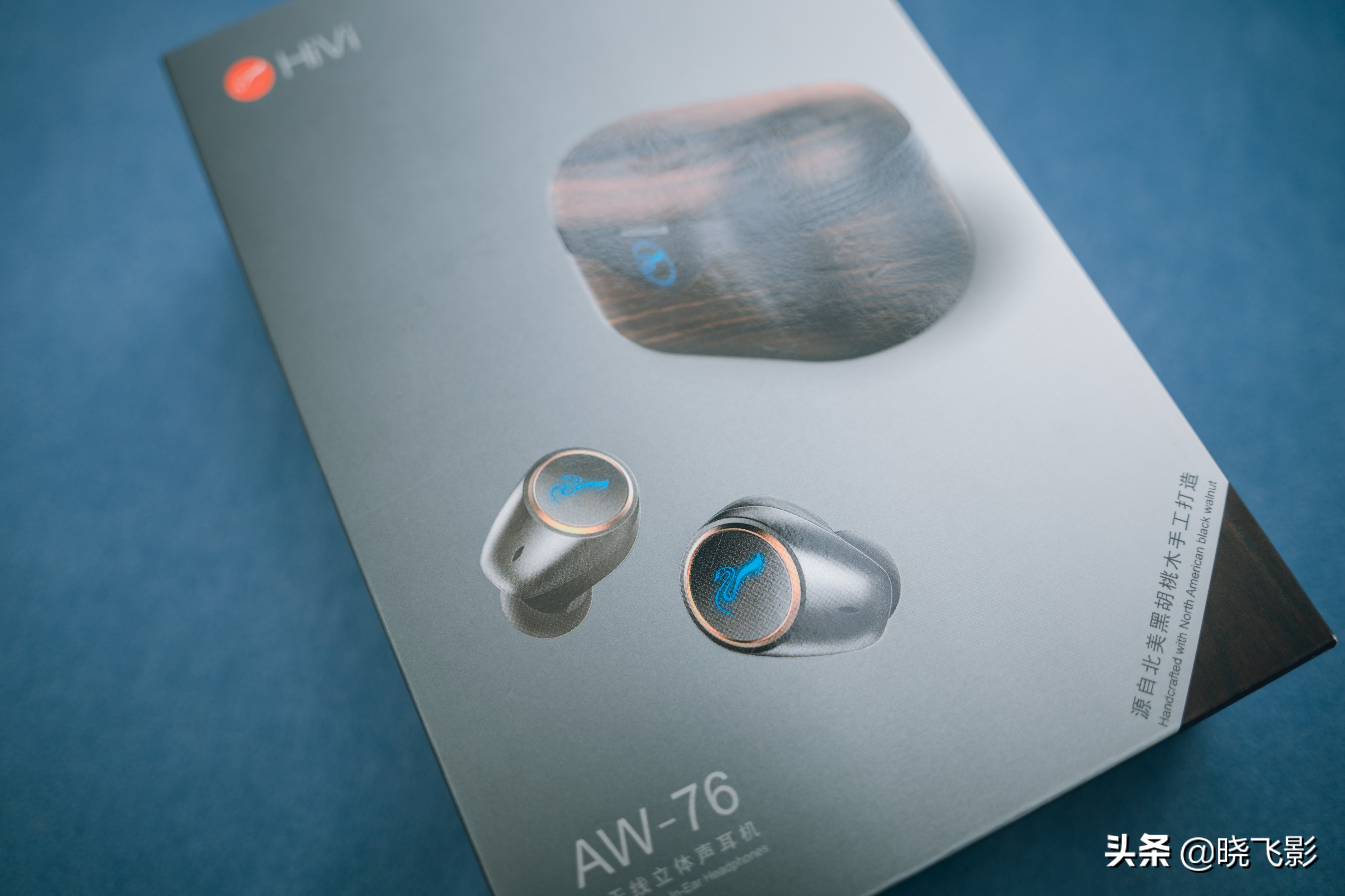 一个耳机盒有两种耳机,一个耳机盒