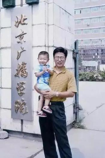 白岩松考大学,白岩松到底是怎么培养自己的儿子