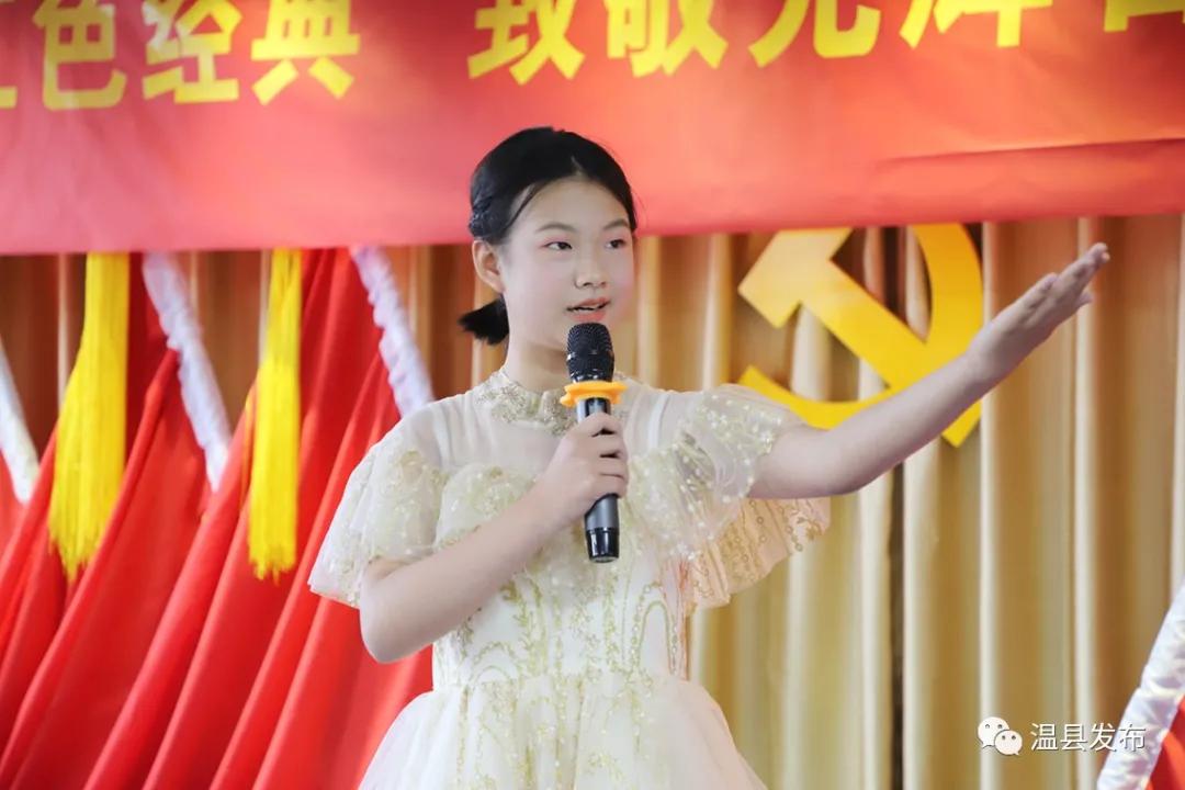 六岁孩子听感人朗诵,孩子朗读被感动