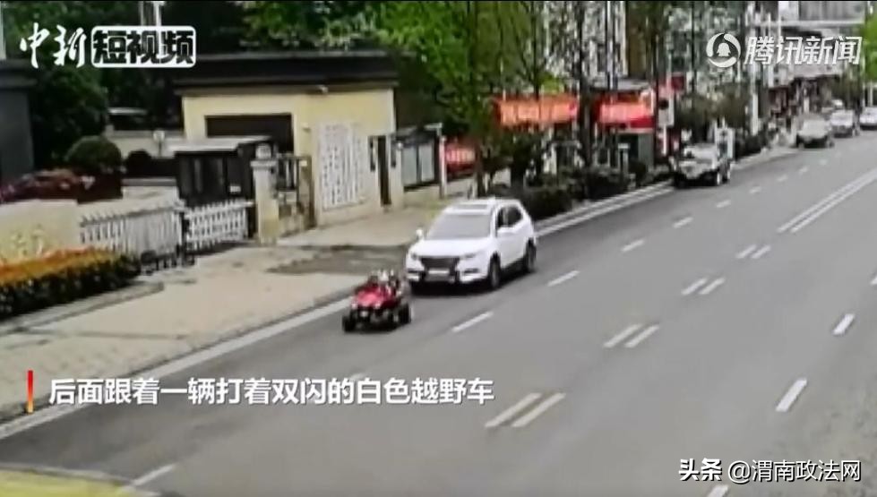 心太大！1岁幼儿“驾车”上了马路，他爹开车在后边跟着……