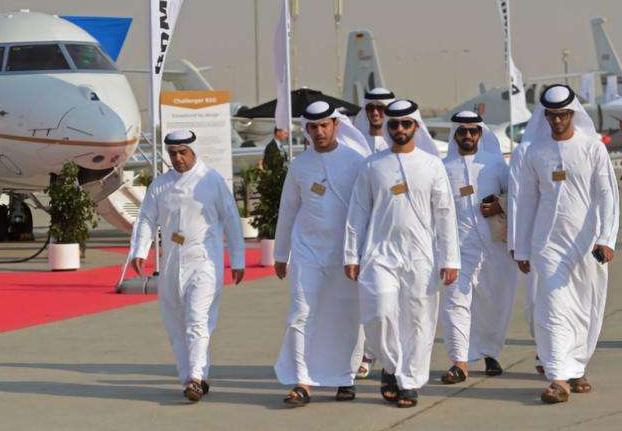 迪拜土豪的白袍,为什么迪拜土豪总是穿朴素