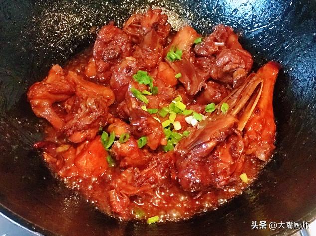 *鸭做**肉时,去腥别再焯水了,大厨教你3步,出锅软嫩鲜香,不腥臊