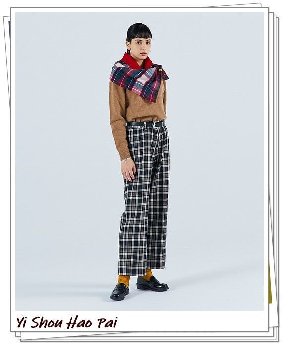 深色格纹围巾搭配啥颜色衣服,红色格纹围巾系法