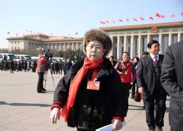 漂亮女生老干妈卫衣,老干妈彩妆联名卫衣