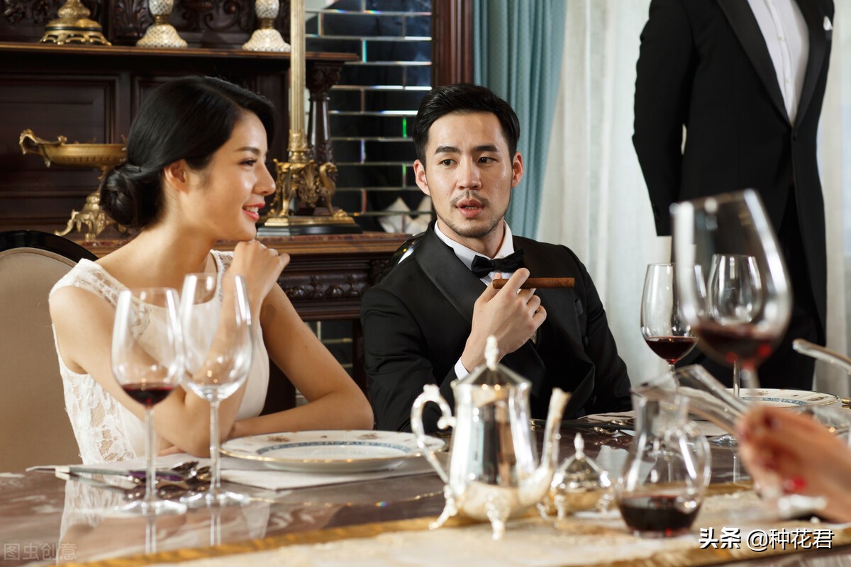 目前餐饮加盟十大排行榜有哪些啊,现在餐饮最火爆的加盟