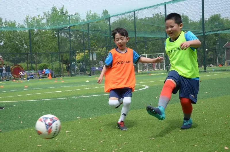 于根伟现在踢球,16岁少年和于根伟踢球