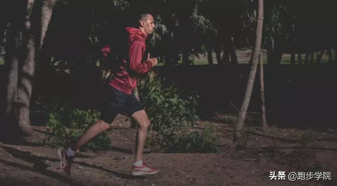 跑者专项体能综合力量训练,初跑者如何跑步锻炼心肺和体能