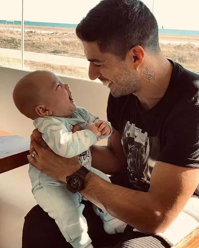 你们在此不要动，爸爸们去场边喝喝茶