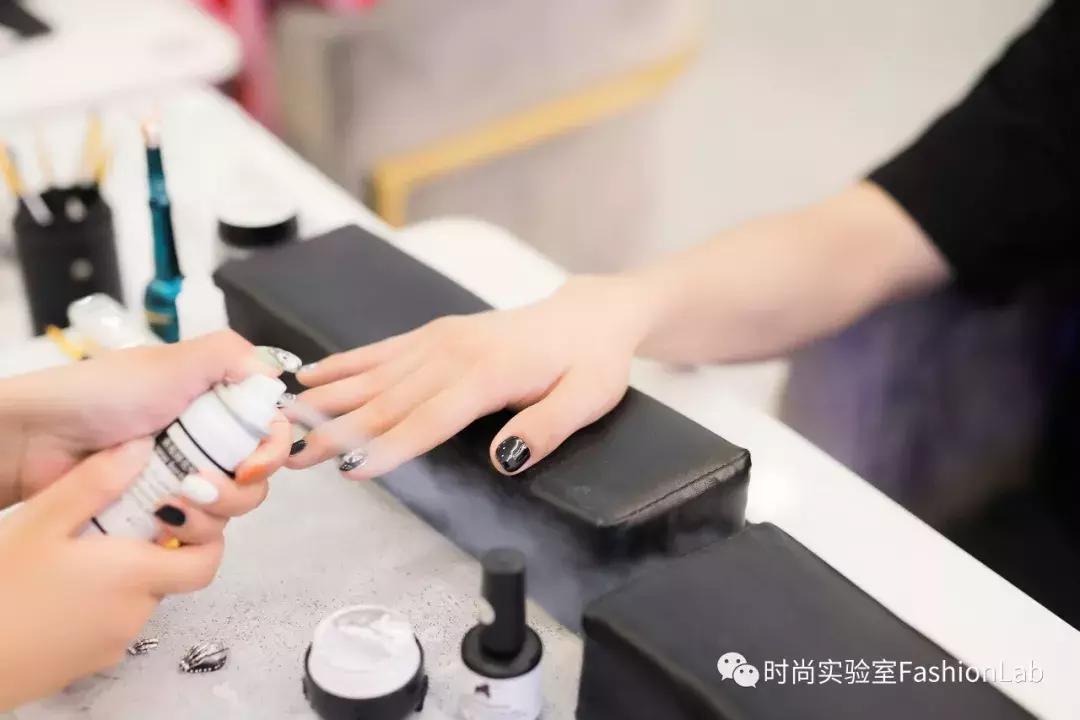 我应该给这些被骗来做美甲的男生道个歉