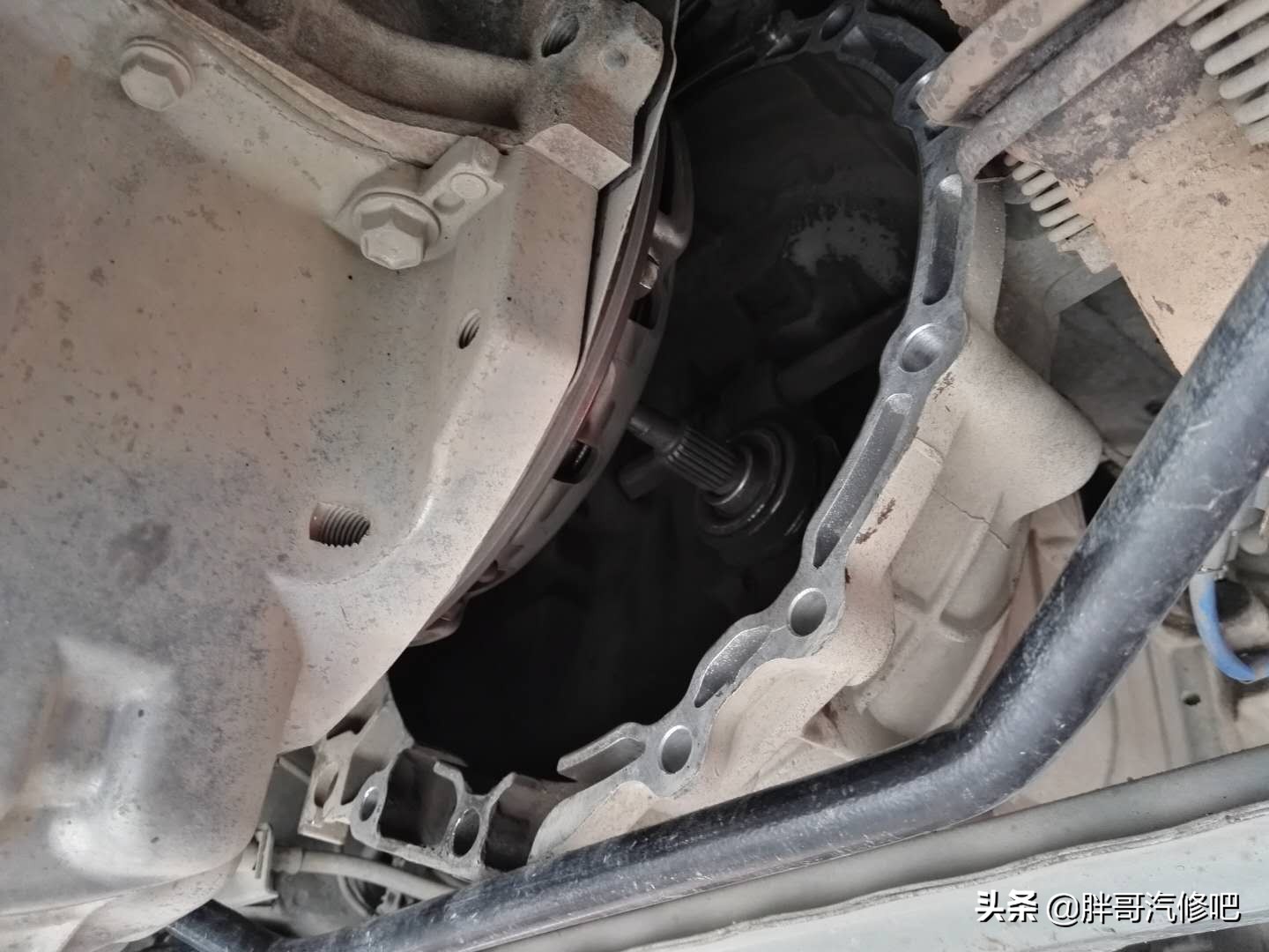 汽车挂档变速箱位置异响，胖哥抬变速箱发现原来是导向轴承问题