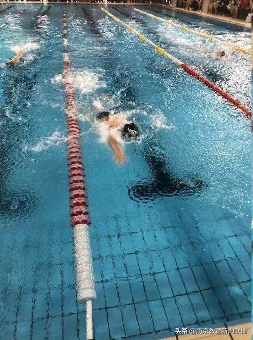 中国中小学应该普及游泳课,南京中小学游泳体育课程