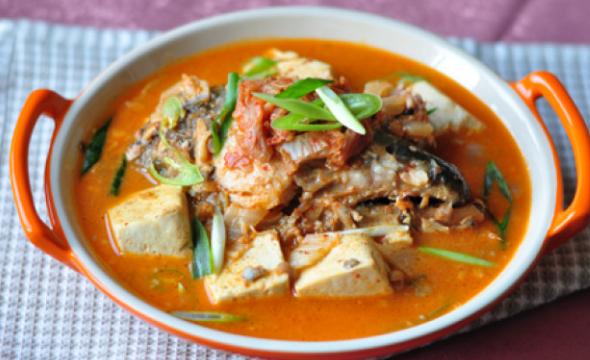 三文鱼头炖豆腐汤最正宗的做法,三文鱼鱼头豆腐汤的家常做法