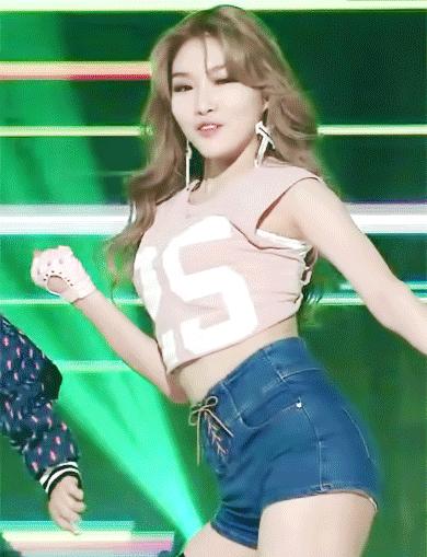 被喷整容脸，却凭实力逆袭为泫雅、宣美接班人，绝不止是穷哈