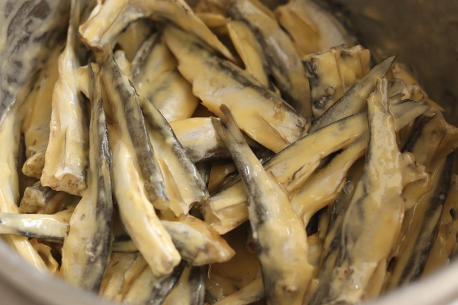 春天吃鱼正当时，炸一些干鱼来吃，香脆卫生，做零食做菜很好吃