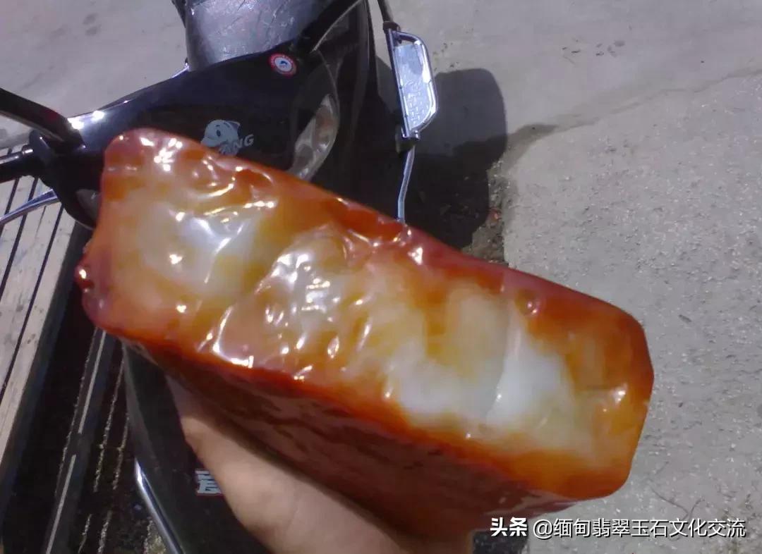 奇葩土豪竟把翡翠丢进火炉烧,烧出后色彩却十分鲜艳漂亮