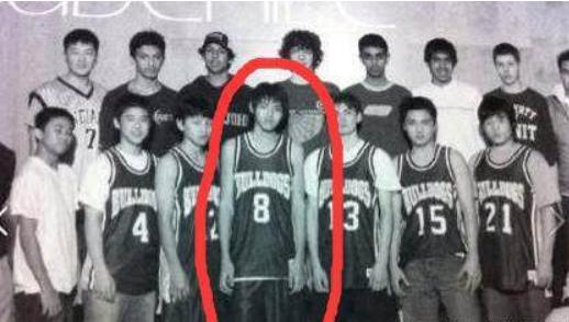 妈妈报警、六六道歉、资本弃子，到底谁令吴亦凡一步步跌落神坛？