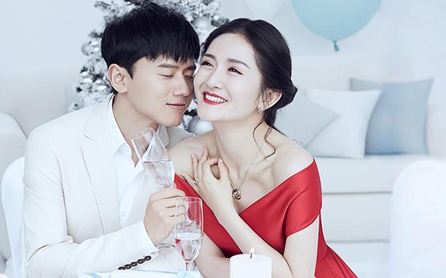 谢娜易烊千玺何炅一起的合影,何炅谢娜易烊千玺同台拥抱贴脸