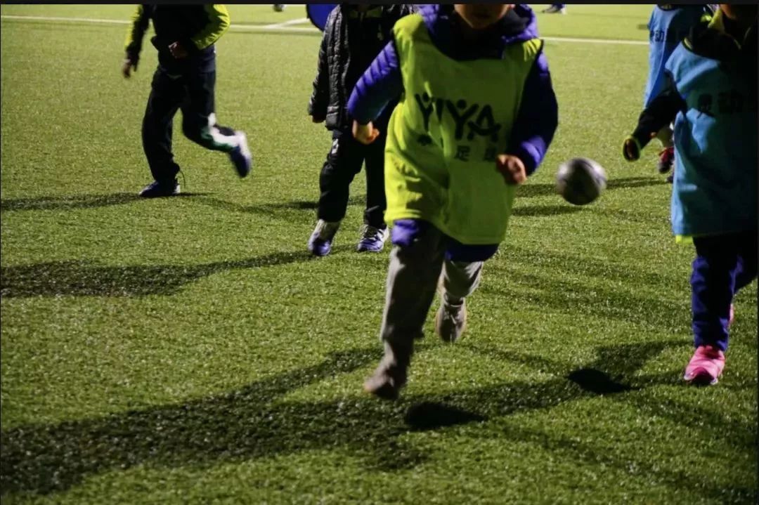 沉浸式足球训练英格兰,足球教练沉浸式教小学生