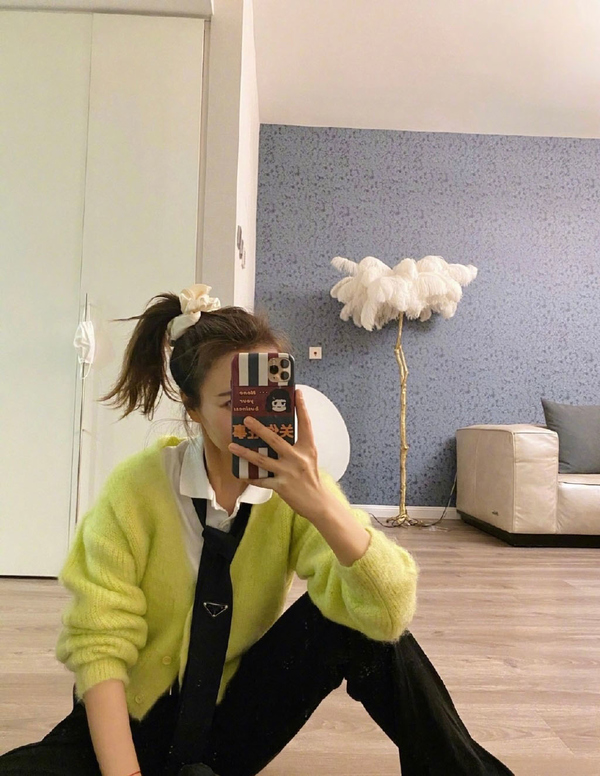 吴昕真的是越来越懂打扮了,吴昕晒新照服装红黑配