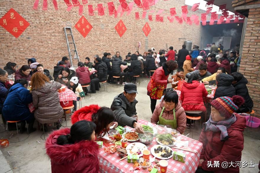 新春流动宴席一条龙服务,春节打工人返乡热潮