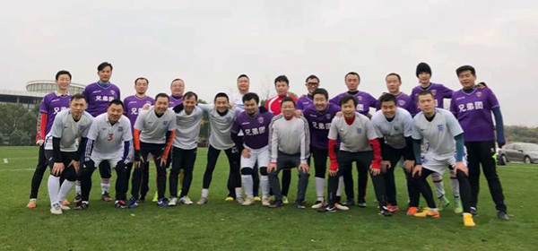 听到呼救声毫不犹豫跳进水中,听到求救男子冲进水中