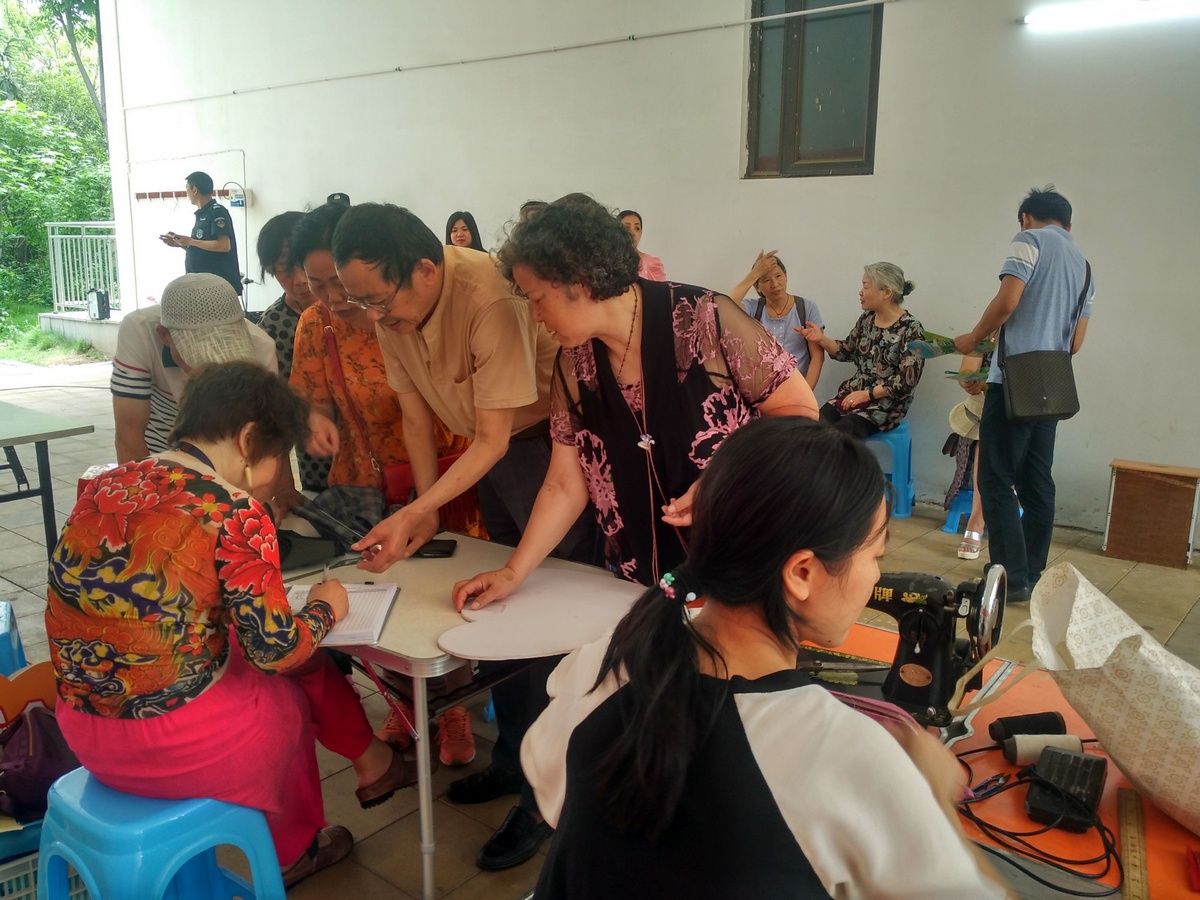 民有所呼我有所应为居民排忧解难,民呼我应社区活动