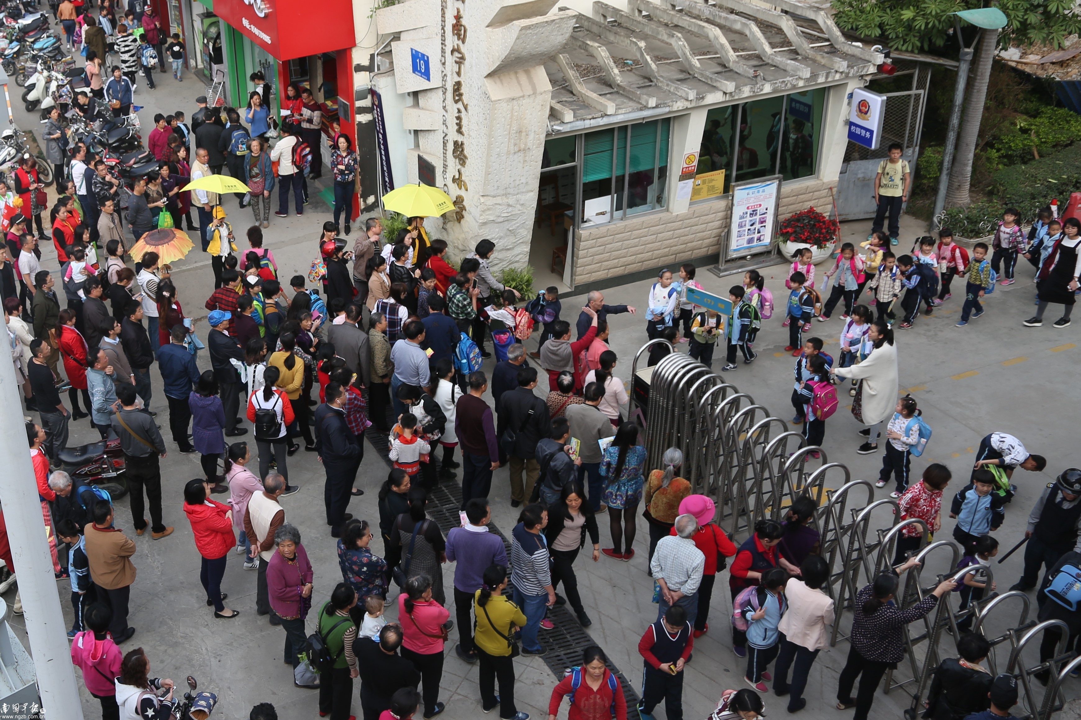 接送孩子上下学难题怎么解决,解决家长接送难