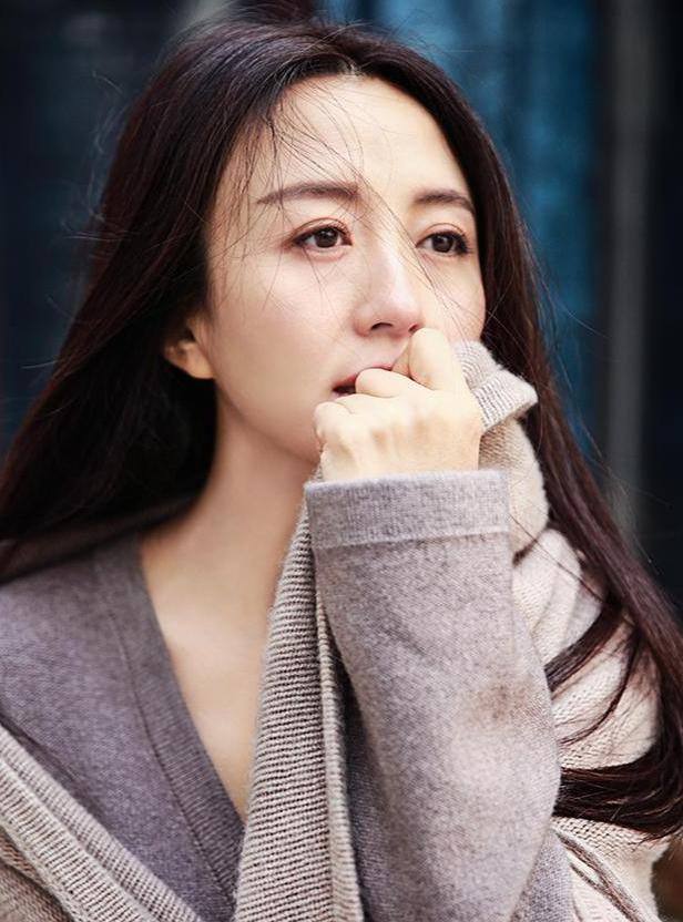 她意外怀孕但被她的男人抛弃,女人意外怀孕找不到亲生父亲