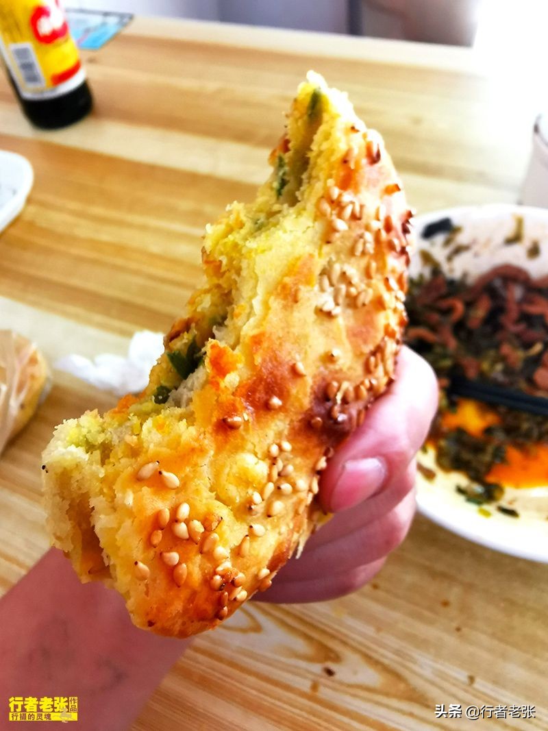 泰州特色之黄桥烧饼,江苏千年古镇特色小吃黄桥烧饼