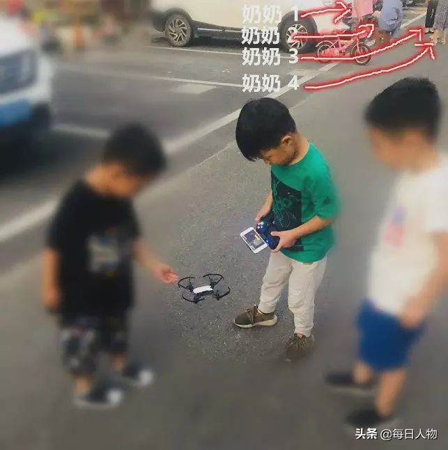 妻子发工资让丈夫全职带娃,月薪两万仍不够花,全职爸爸容易吗?