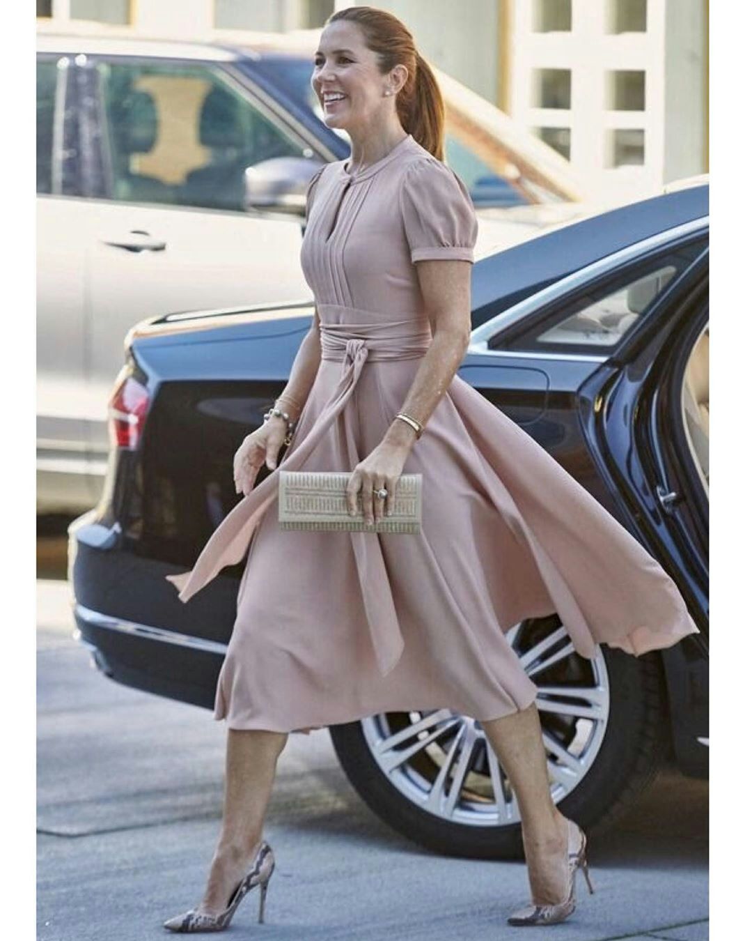 丹麦王储妃出席活动,丹麦王储妃粉裙