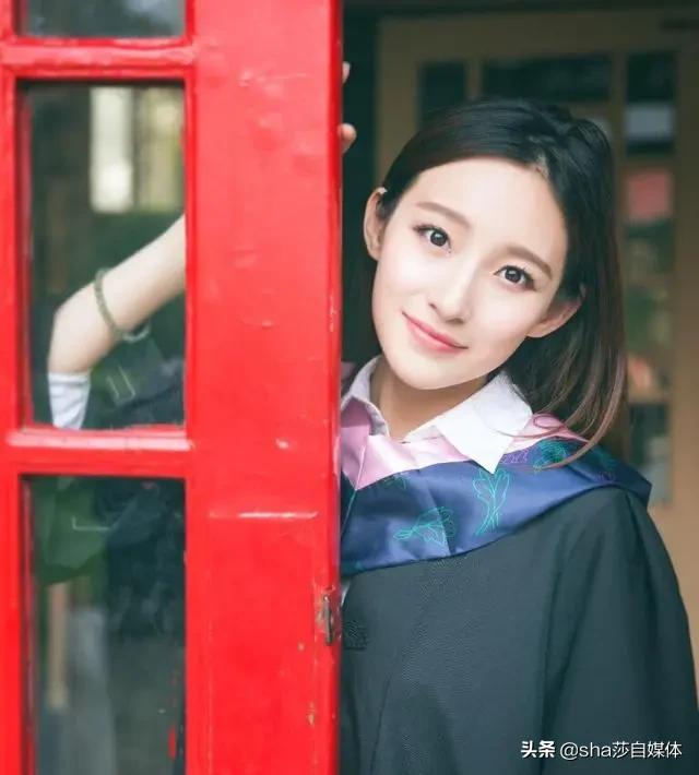 央视最靓女主播，21岁进体育频道，私下形象反差大