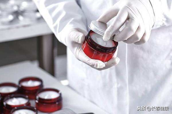 用化妆品真的可以对皮肤有改善吗,长期用化妆品会让皮肤变得怎样