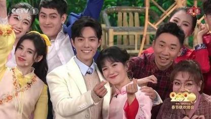 贾玲李宇春同台跳舞漫不经心,贾玲模仿李宇春众人纷纷称赞真像