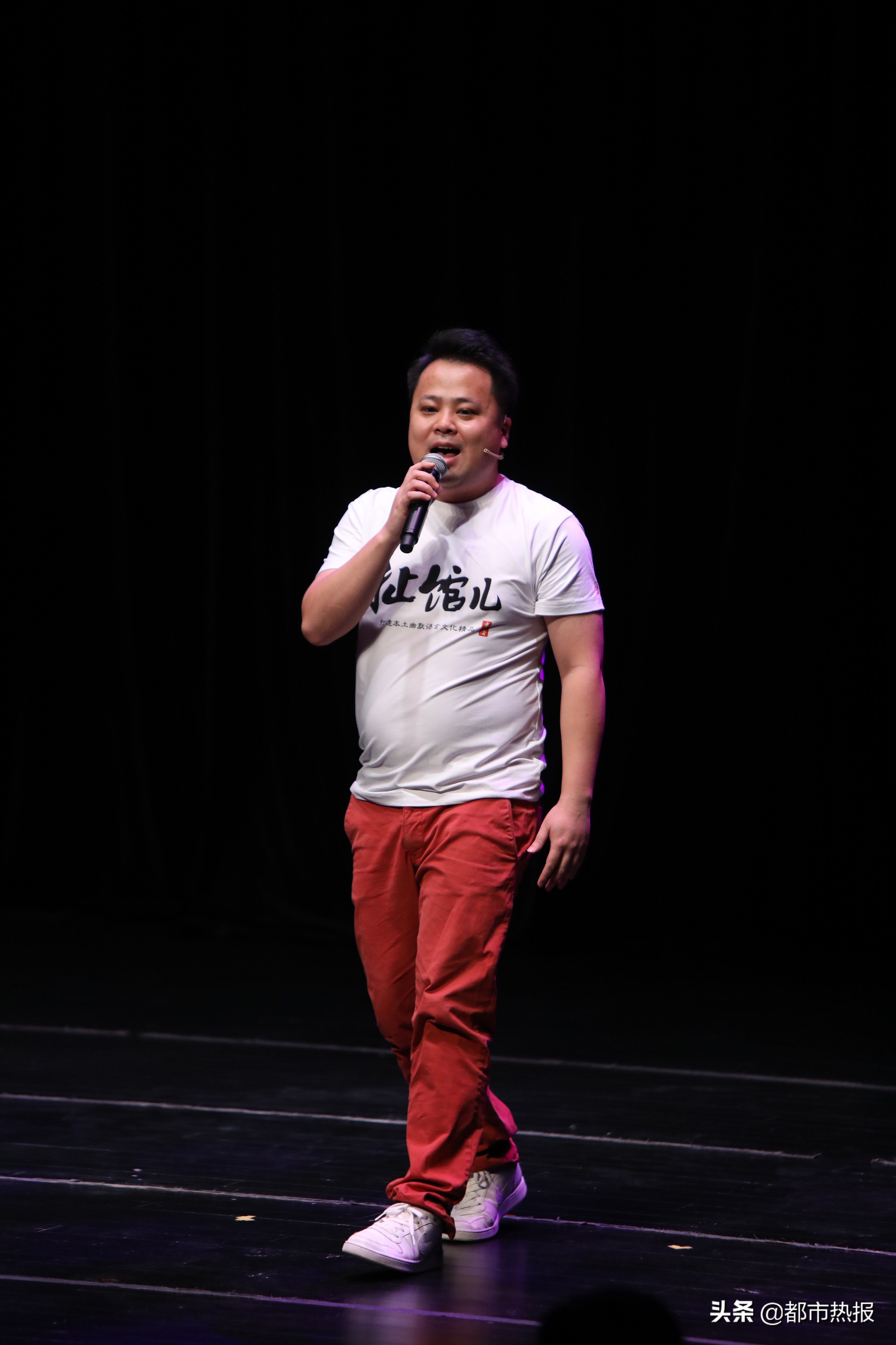 这位婚庆公司老板是重庆最早说脱口秀的人他说，不会讲段子的胖子不是一个好老板