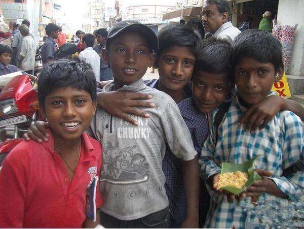 印度富人区美女和穷人区对比,印度富人和贫民窟的差距