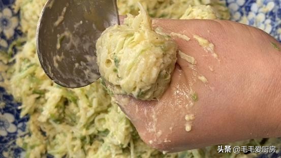 炸肉丸子怎么做嫩有弹性不硬,教你正确炸丸子外酥里嫩超级香