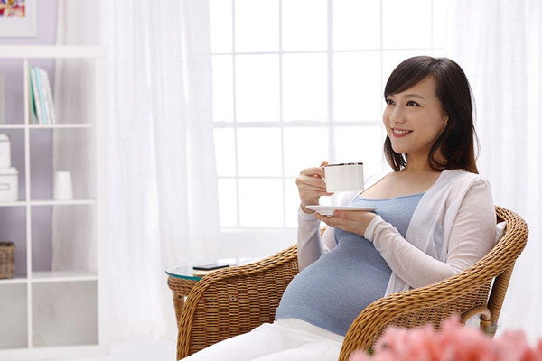 孕期尿频很烦恼，孕妈不要为了避免尴尬，去做一些得不偿失的事