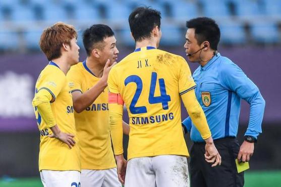 足协杯判罚引爆争议,足协杯决赛三次误判