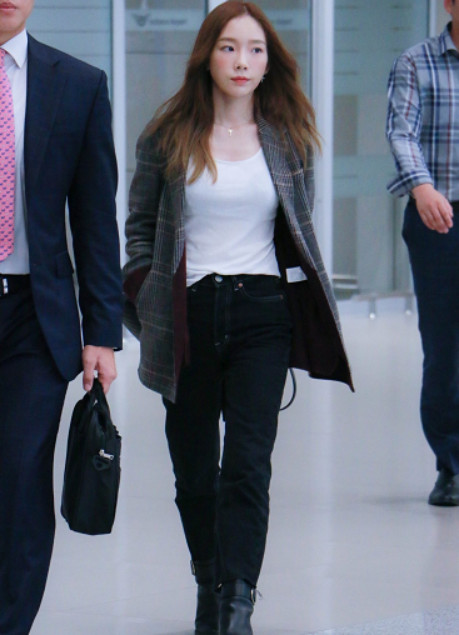 金泰妍白t牛仔裤,金泰妍背带裤