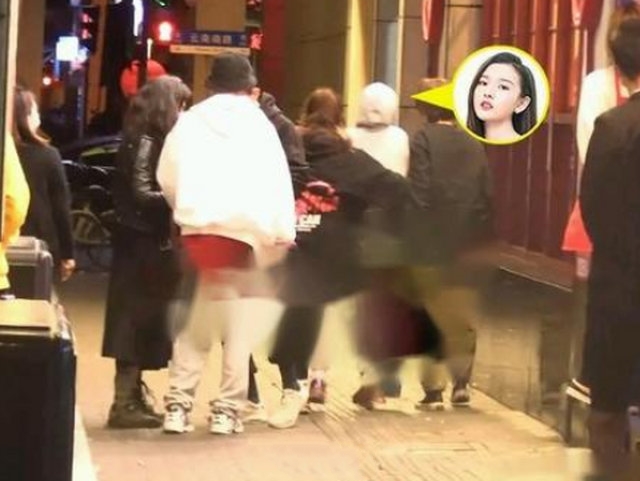 宋祖儿路边踢人事件,宋祖儿踢工作人员事件